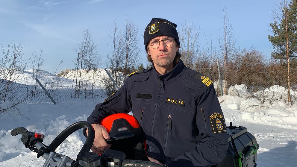 En polis på en skoter