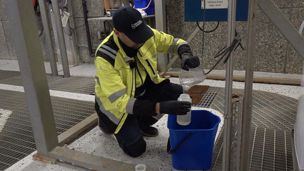 En medarbetare på Mittsverige Vatten visar hur man tar prover på avloppsvattnet bilden är från Bällsta reningsverk i Matfors i Sundsvall