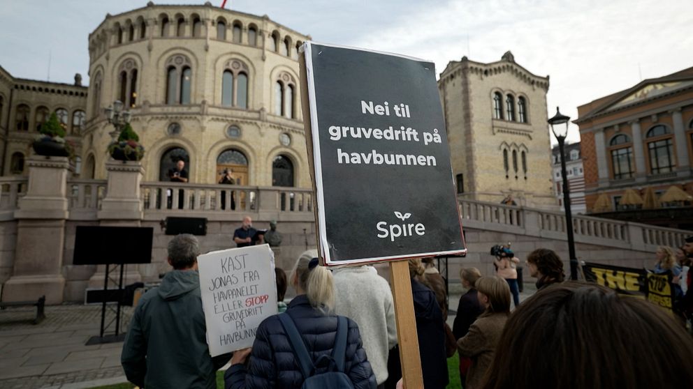 En skylt hålls upp av en deltagare på en demonstration i Norge. På skylten står ”Nej till gruvdrift på havsbottnen”.
