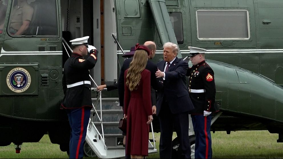 Donald Trump anländer vid Windsor Castle och hälsar på personer vid helikoptern.