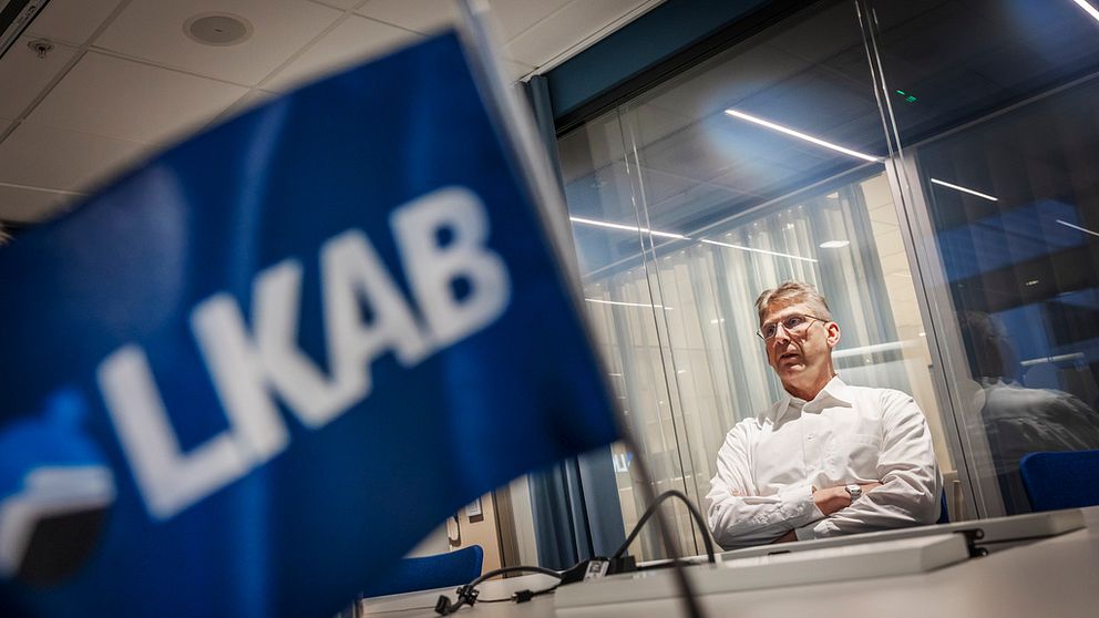Bild på LKAB:s vd och koncernchef Jan Moström sittande vid en LKAB-flagga.
