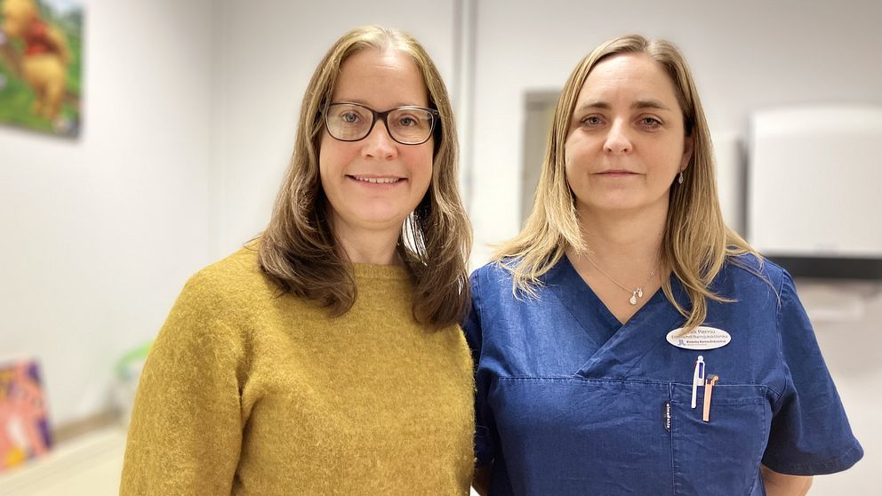 Maria Tordai, föräldrarådgivare och Anneli Pierrou, barnsjuksköterska står i ett av rummen på Rinkebys barnavårdscentral.
