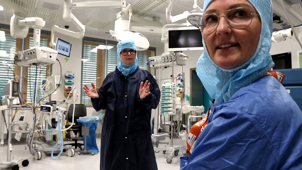Birgitta Birgisdottir och Jeanette Dahl på en av operationsavdelningarna vid Akademiska sjukhuset