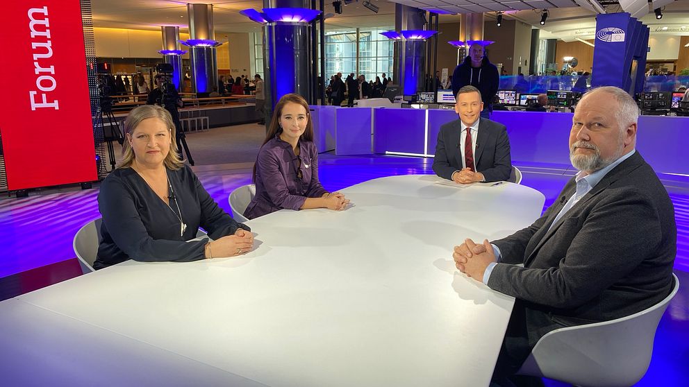 EU-parlamentarikerna Karin Karlsbro (L), Jonas Sjöstedt (V) och Alice Teodorescu Måwe debatterar.