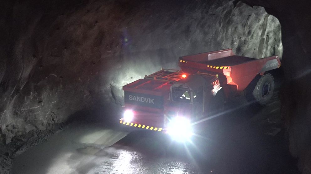 Monstertrucken som går på el kör i en gruva.