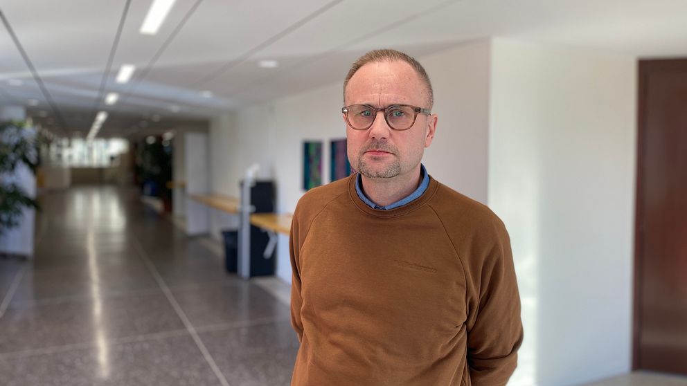 Jonas Väst socialdemokratisk politiker och ordförande i individ. och arbetsmarknadsnämnden i Sundsvalls kommun står i entrén inne på kommunhuset