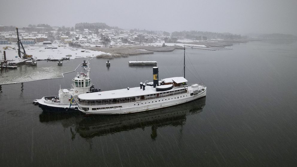 SS Norrtelje blir bogserad mot Stockholm