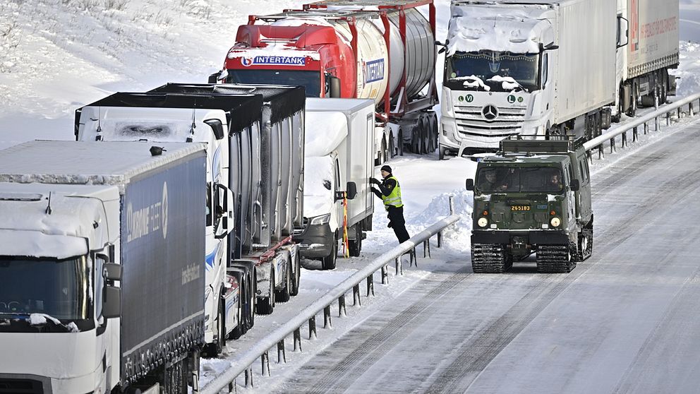 Flera lastbilar fastnade i snökaoset på E22