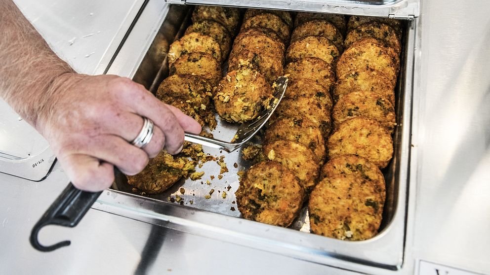 En bild från ett storkök med potatis och grönsaksbullar som ligger i en ugnsfast form