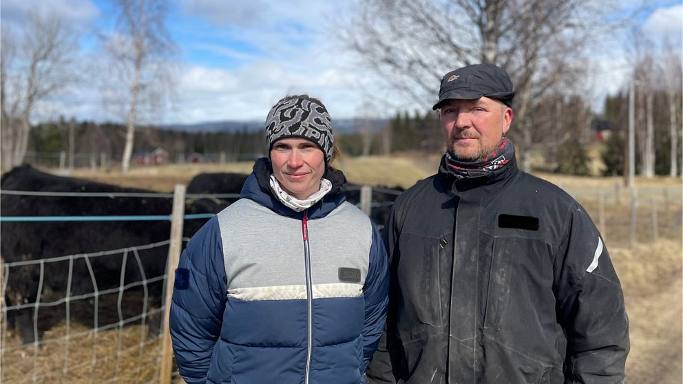 Linnea och Igor Börrefors på sin gård i Häggnäset utanför Gäddede