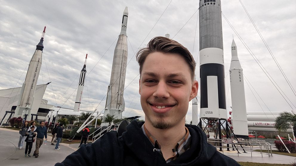 Hugo Wijk framför Kennedy Space Center i Florida i USA.