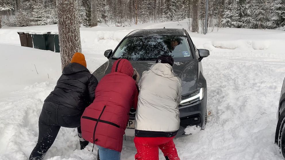 SVT:s team körde fast i snödriva i Örnsköldsvik. Fick hjälp av hemtjänst