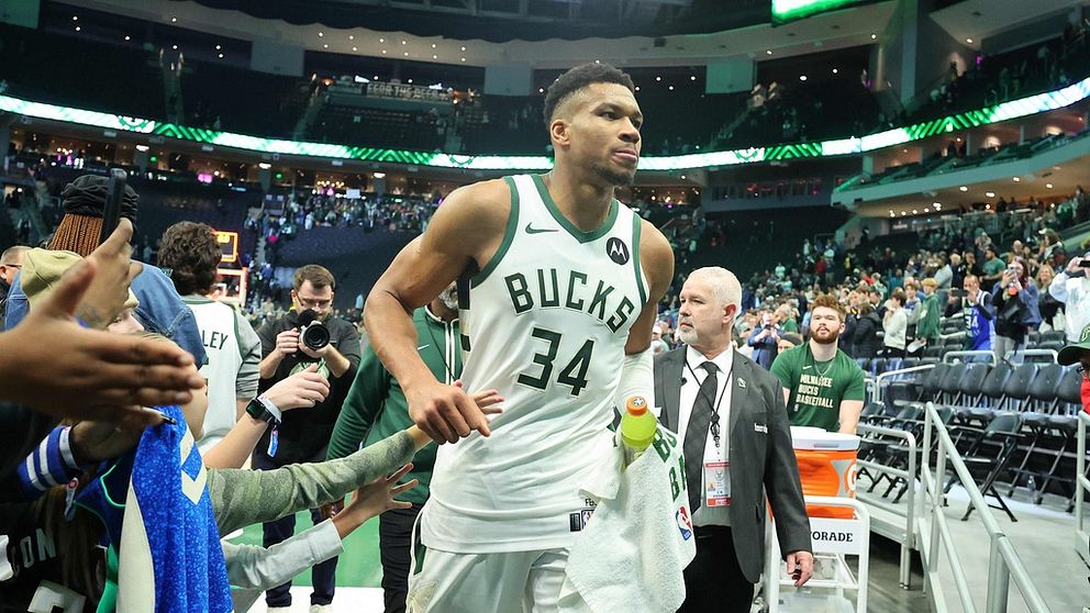 Giannis Antetokounmpo var i fokus med sina enorma 64 poäng inför hemmafansen i Milwaukee.