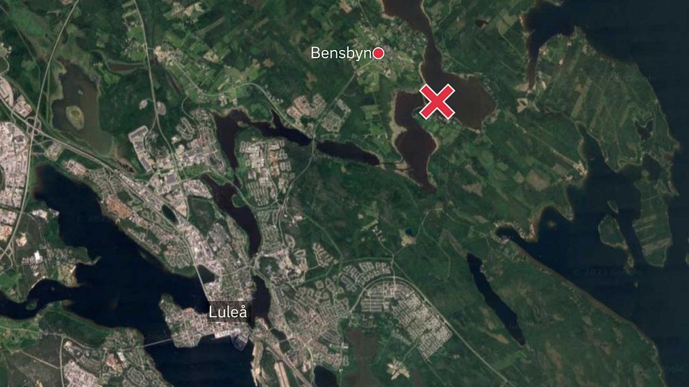 Karta med orten Bensbyn utanför Luleå utmärkt och ett rött kryss vid Likskärsvägen där fyra personer gått genom isen.