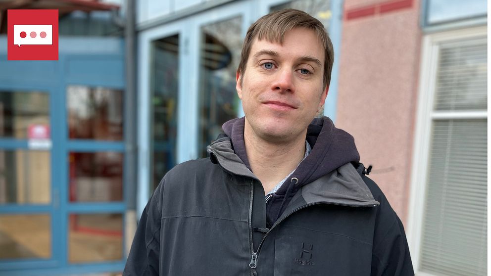 Man framför sjukhusbyggnad