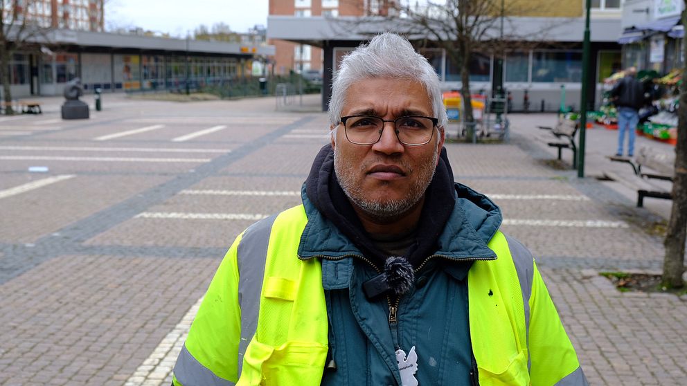 Malmöbo med gul väst på Nydalatorget