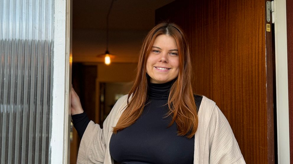 Nicole Wegert står vid sitt hus i Bruzaholm.