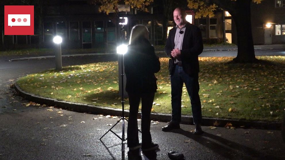 Lars Almroth intervjuas av reportern utanför Västerås sjukhus