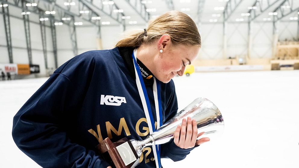 Tilda Ström med VM-bucklan i våras. I morgon kan hon ta en ny titel med sitt Sandvikens AIK.