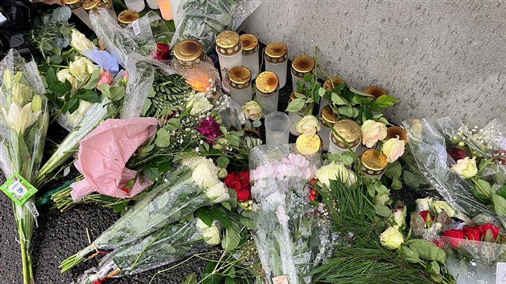 Ljus och blommor utanför kvinnan som mördades på Teleborg i Växjö