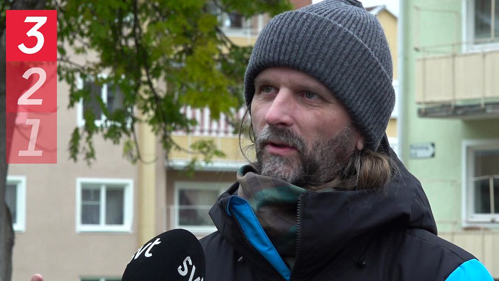 Skäggig arkitekt intervjuas utomhus av SVT.