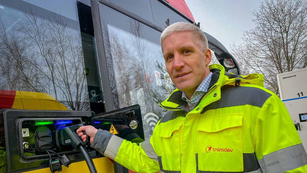 Fredrik Beckius, Transdev, kopplar in laddning till en buss i Sandviken.