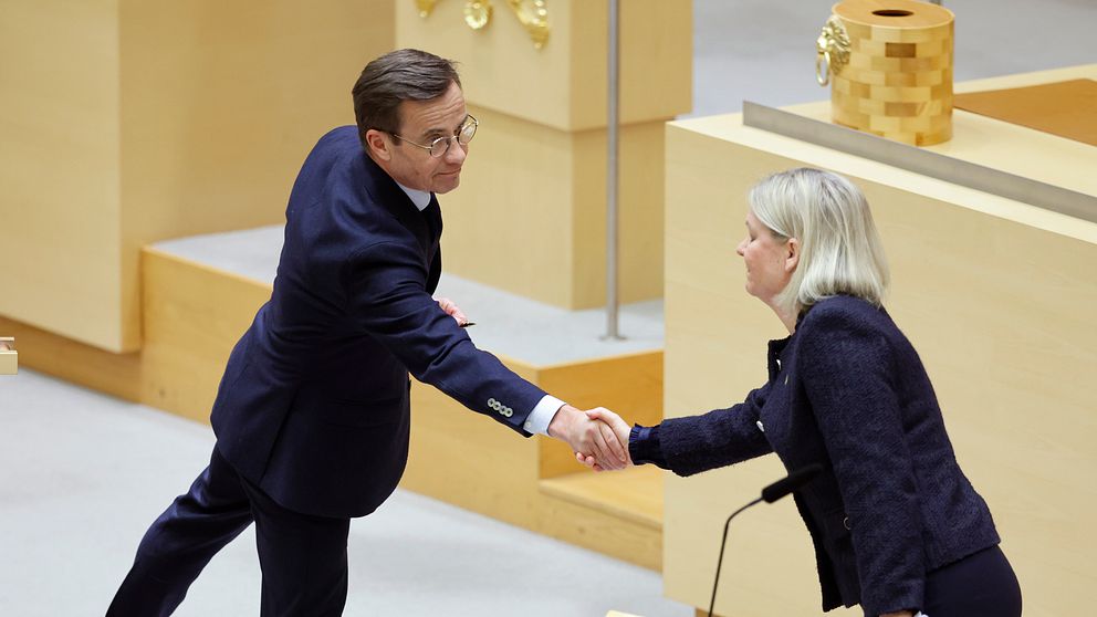 Andersson och Kristersson skakar hand i riksdagens kammare.