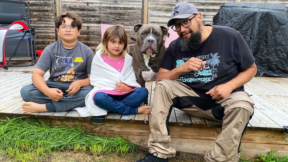 Hunden Tyson med sin husse Daniel Nogueira och barnen Troy och Alma