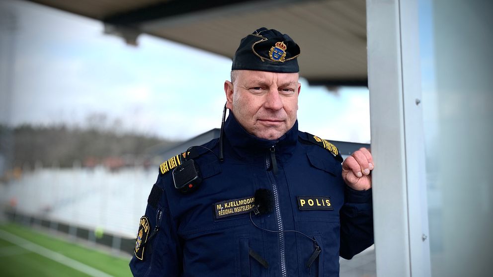 Polis som står på en läktare