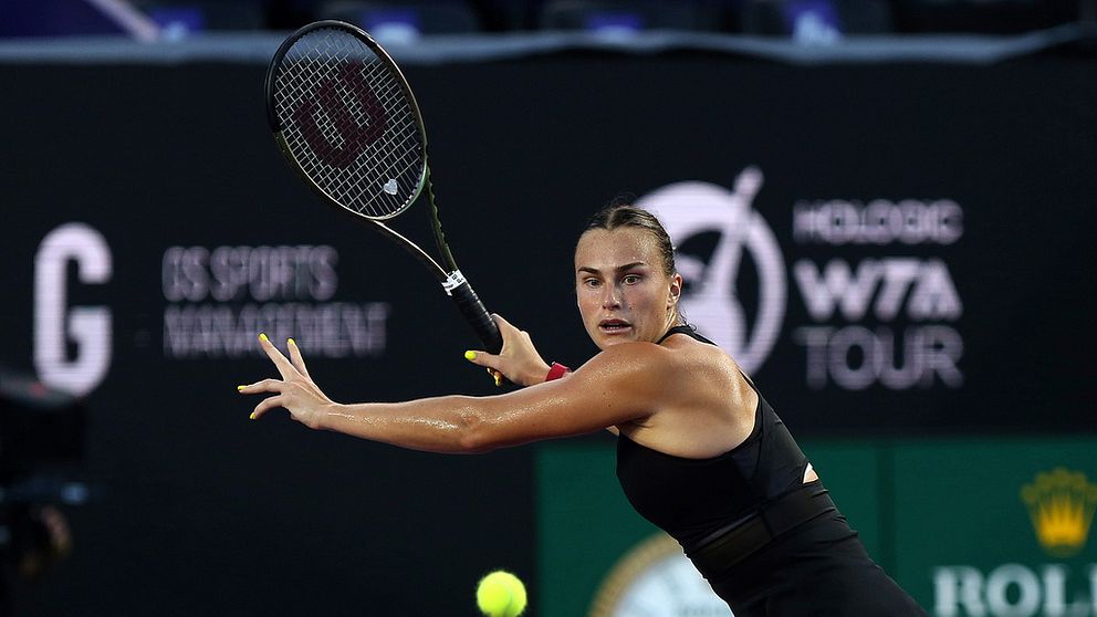 Världsettan Aryna Sabalenka förlorade i natt i WTA-slutspelet men har fortfarande chansen att nå semifinalen.