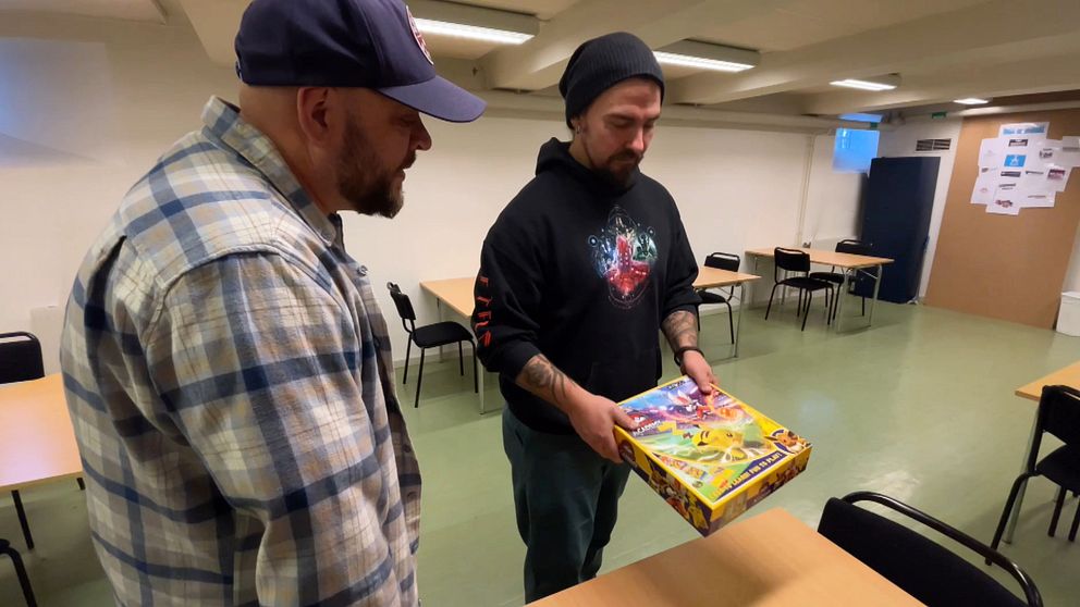 två män med ett sällskapsspel