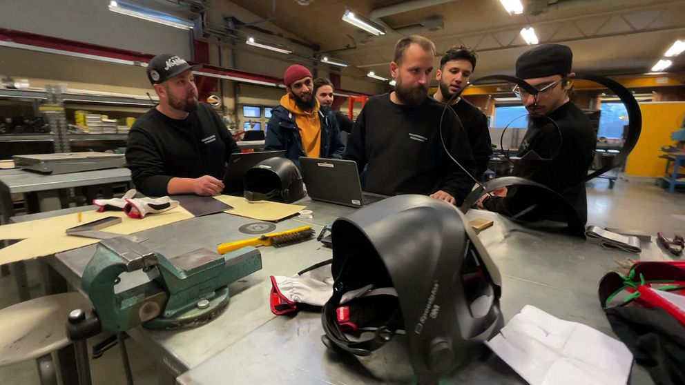 elever och lärare samlade i en utbildningslokal på industriteknisk gymnasieutbildning i Örnsköldsvik