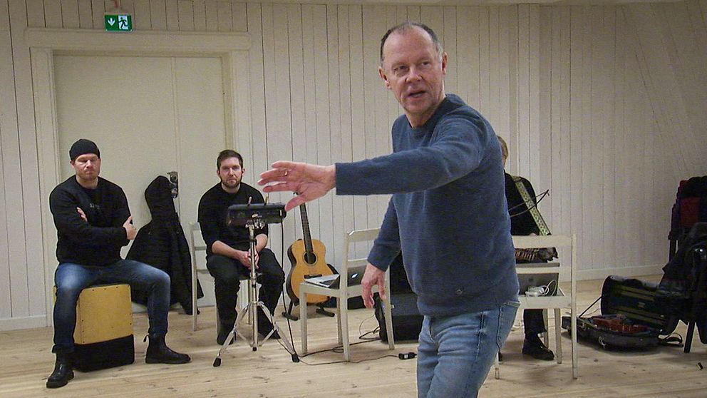 Leif Stinnerbom teaterchef på Västanå musik och teater, förklarar något i ett genrep