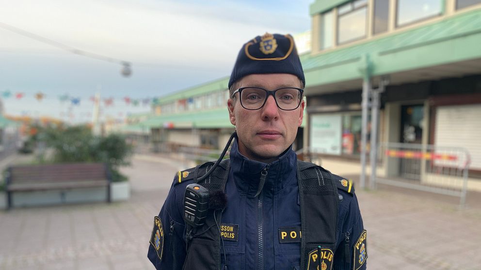 Polis i uniform på Vårväderstorget i Biskopsgården i Göteborg.