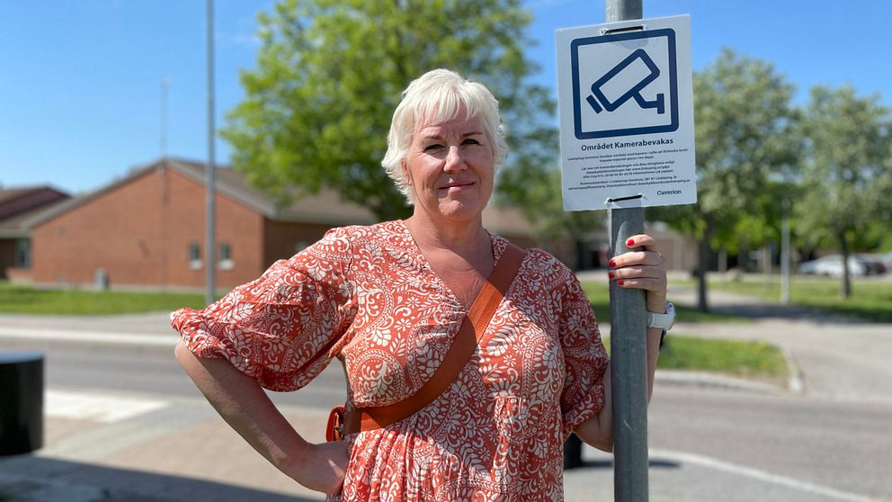 Kristina Edlund (S), kommunstyrelsens ordförande i Linköping, vid en skylt om kameraövervakning i stadsdelen Lambohov.
