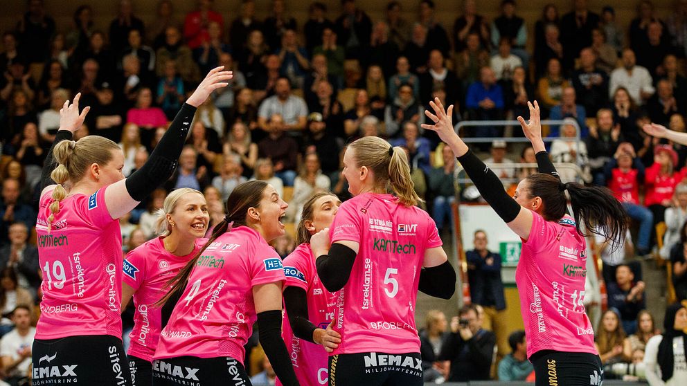 Örebro Volley jublar i finalmatchen mot Engelholm.