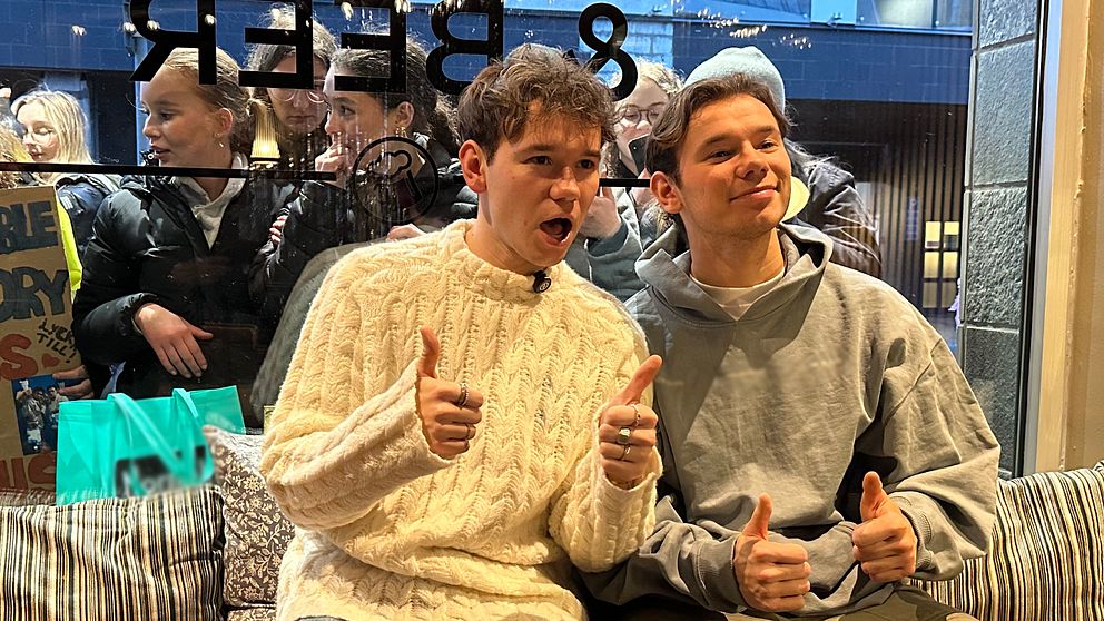 Marcus och Martinus framför fans