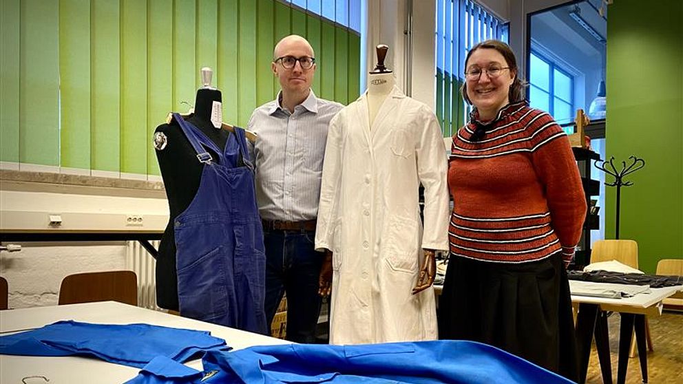 Johannes Daun, Viktoria Holmberg, tEXTILMUSEET I bORÅS. Man vid sidan av provdockor i verkstadsmiljö, arbetskläder i förgrunden.