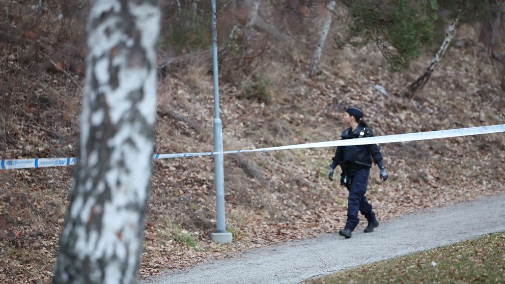 Polis går bakom avspärrningsband i Norsborg i Botkyrka.