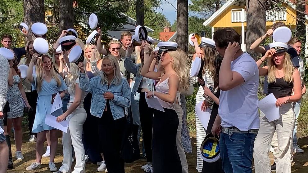 Studenter i Arvidsjaur firar mösspåtagning.