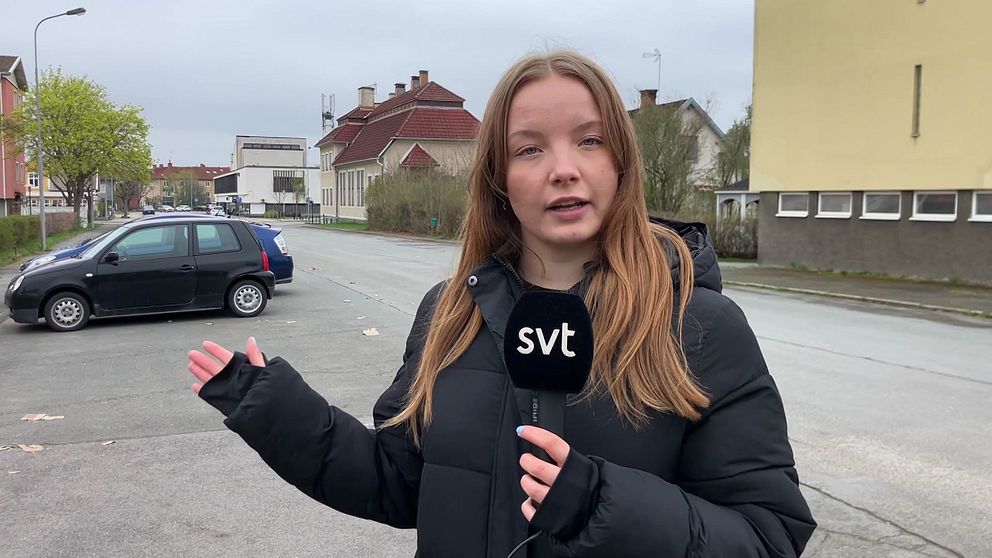 Reporter håller mikrofon på tom gata, SVT-logga synlig.