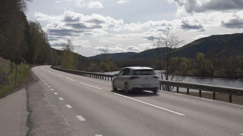 En bil som åker på väg 62 med Klarälven alldeles intill