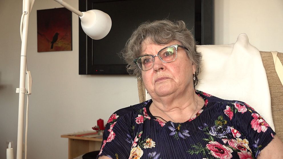 Ingrid Thingstad sitter i en fåtölj i sitt vardagsrum
