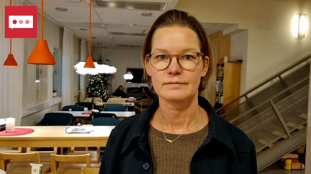 Verksamhetschefen Marie Åberg på Ivo tittar rakt in i kameran. Bakom syns bord och stolar och en trappa.