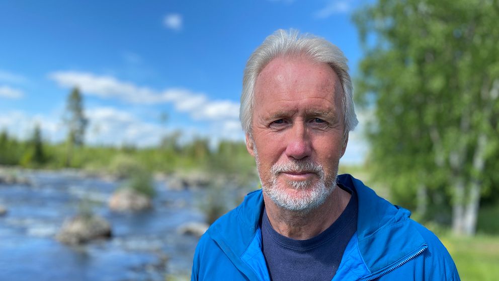 Gråhårig man med skägg står vid Gimån. Mannen, Ingemar Näslund, har blå jacka på sig.