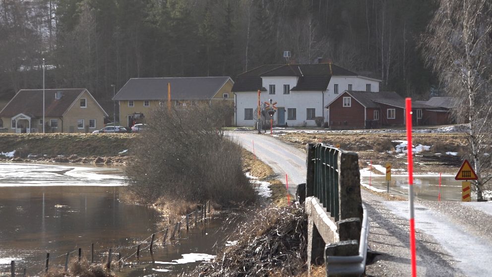 Krösatågen mellan Linköping och Västervik och omvänt är stoppade i över två veckor på grund av översvämning.
