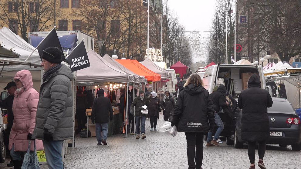 Hindersmässan i Örebro, marknadsstånd och människor. Kullerstensgata.