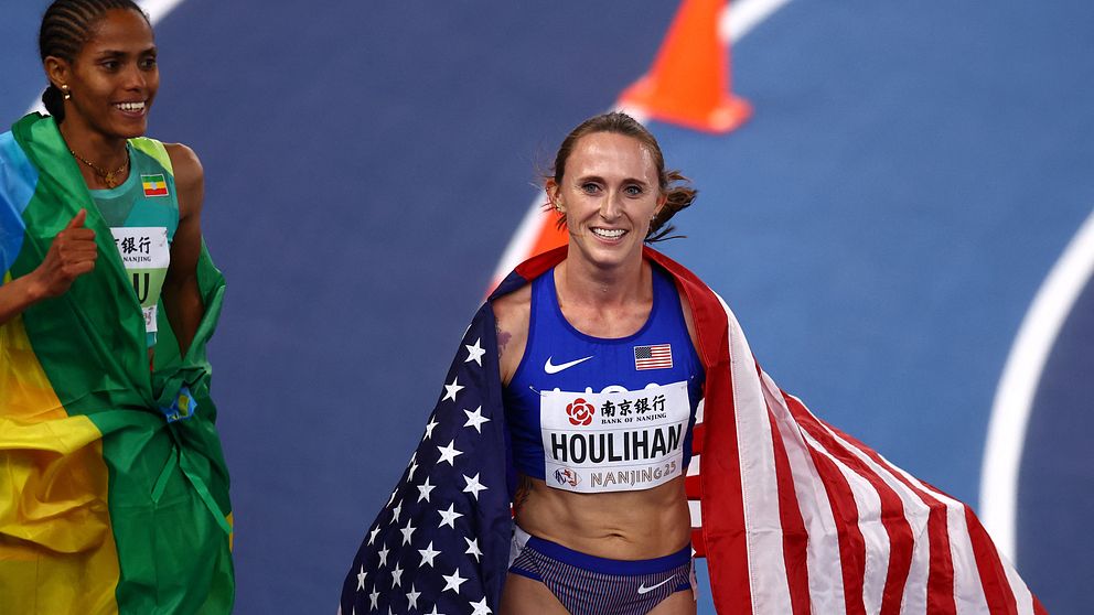 Två friidrottare med flaggor, Houlihan med amerikansk flagga.