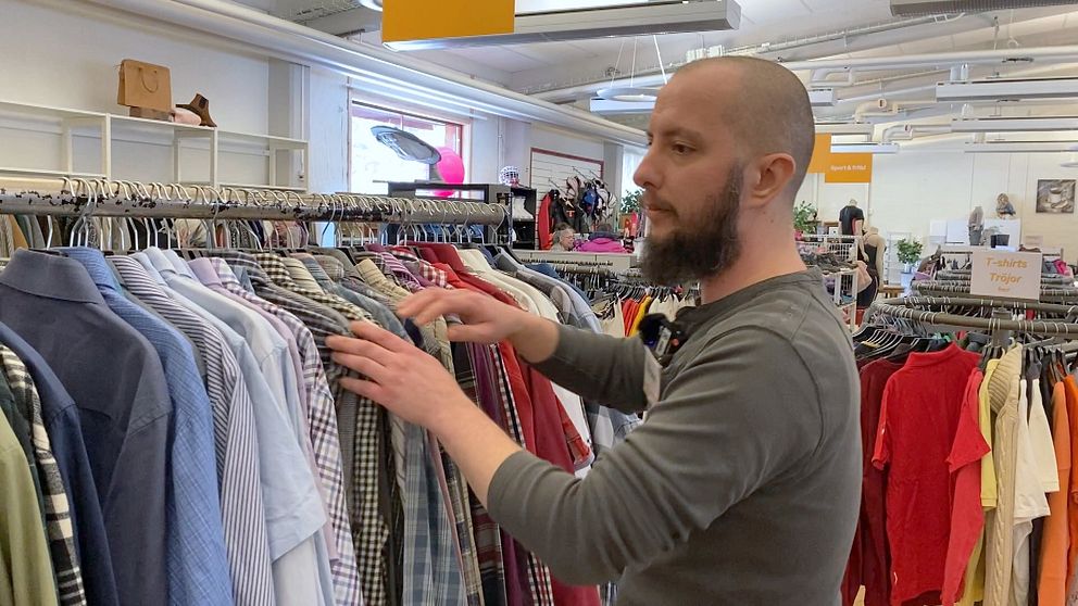 Michael jobbar på en secondhandbutik i Sollefteå.