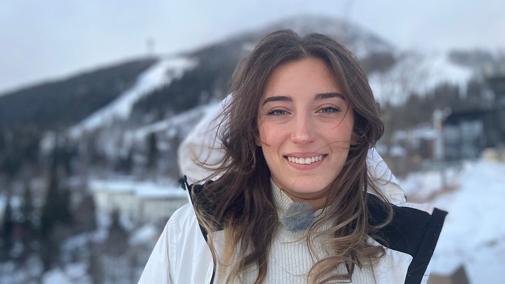 Sösongsarbetaren Stephanie Westerlund framför Åres skidbackar.
